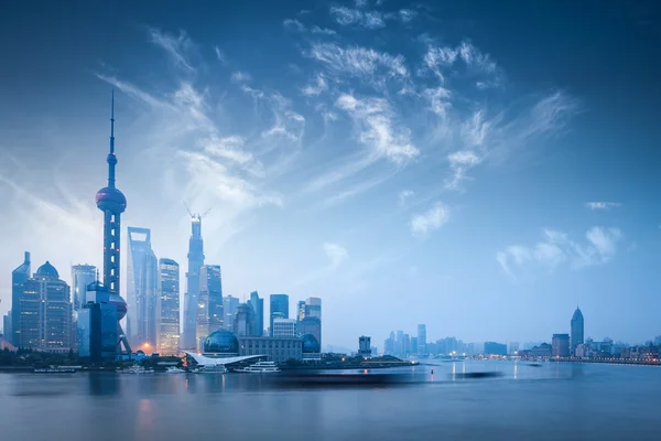 Shanghai skyline i gryningen — Stockfoto