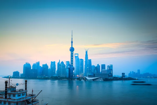 Shanghai skyline no amanhecer — Fotografia de Stock