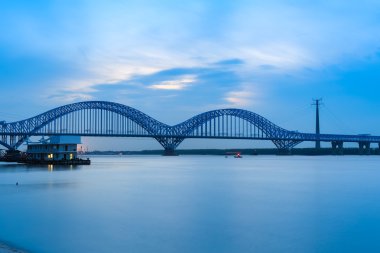 Nanjing Demiryolu Yantze nehir köprüsü Alacakaranlıkta