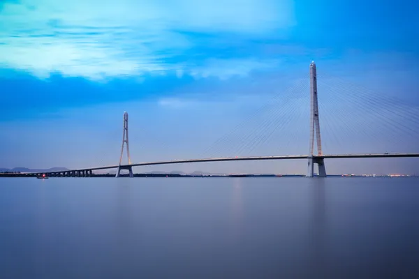 Nanjing câble est resté pont dans la soirée — Photo