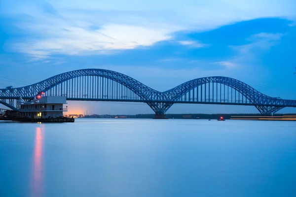 Nanjing railway yangtze jokisilta hämärässä — kuvapankkivalokuva