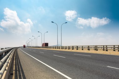 Mavi gökyüzü karşı çapraz-deniz Köprüsü