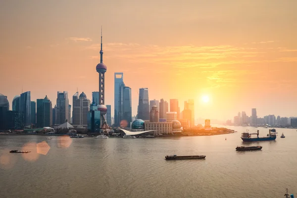 Vackra skymningen med Shanghais skyline — Stockfoto