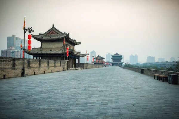 Xian paisaje en la antigua muralla de la ciudad — Foto de Stock