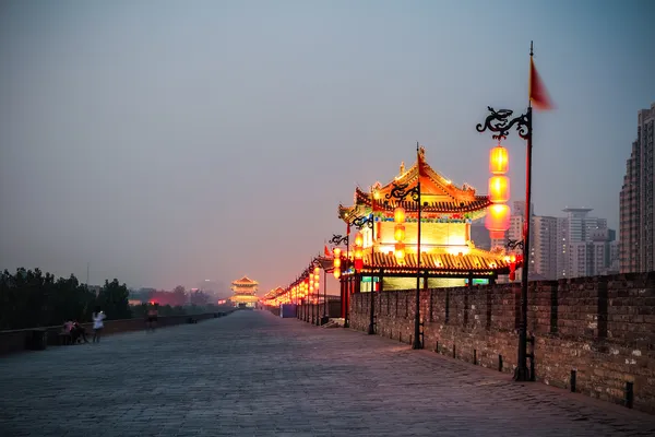 Xian antica cinta muraria di notte — Foto Stock