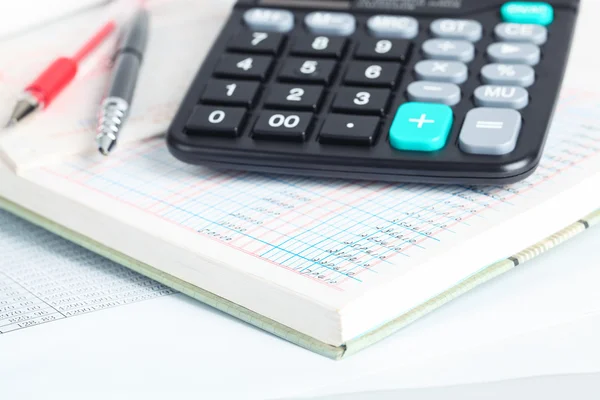 Calculadora e livros financeiros — Fotografia de Stock