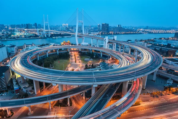 Shanghai nanpu bridge i skymningen — Stockfoto