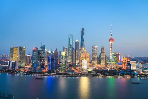 Wunderschöne Skyline von Shanghai bei Einbruch der Dunkelheit — Stockfoto