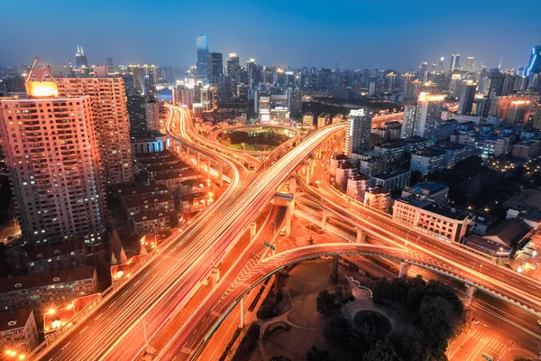 Moderno svincolo viadotto città di notte — Foto Stock