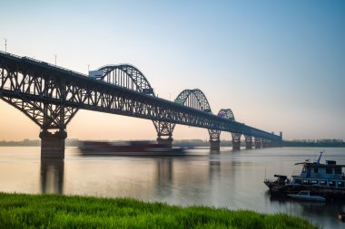 Jiujiang yangtze Nehri Köprüsü alacakaranlıkta