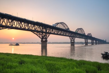 günbatımı Yangtze Nehri Köprüsü