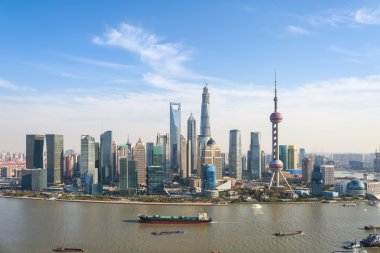 shanghai Pudong manzarası içinde güneşli gökyüzü