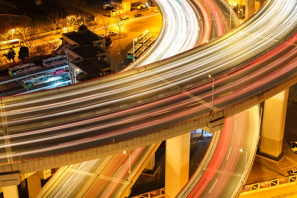 Close-up das trilhas de luz no viaduto — Fotografia de Stock