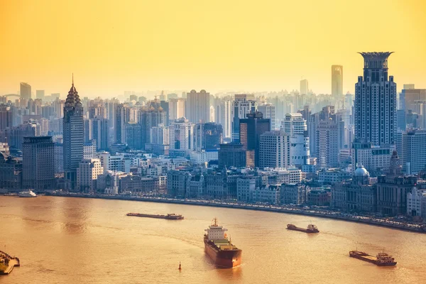 Moderne Stadt in der Abenddämmerung in Shanghai — Stockfoto