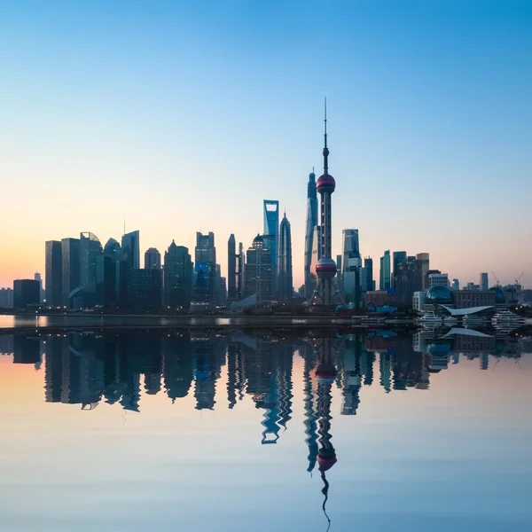 Shanghai skyline en el amanecer — Foto de Stock