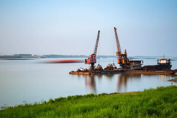 Prachtige yangtze rivier in de schemering — Stockfoto