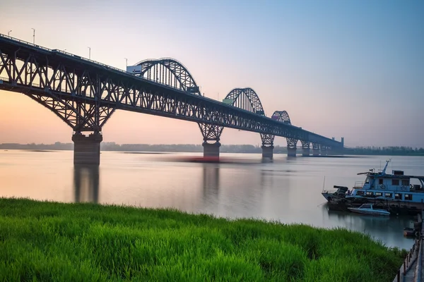 Красивый мост через реку Цзюцзян Янцзы в сумерках — стоковое фото