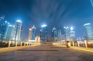 Skyline yaya köprüsü ile shanghai