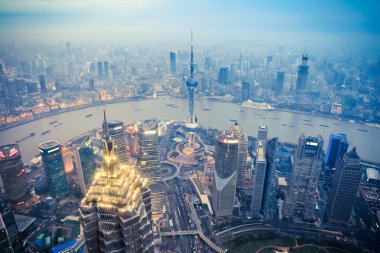 alacakaranlıkta sahnede shanghai 