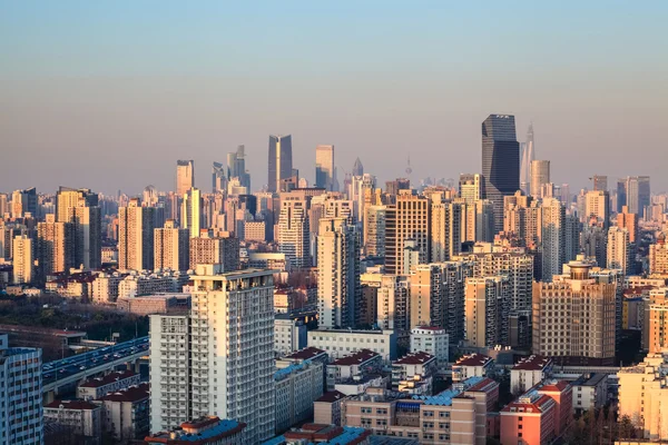 Ciudad moderna al atardecer en Shanghai — Foto de Stock