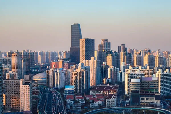 Moderne stad in de schemering in shanghai — Stockfoto