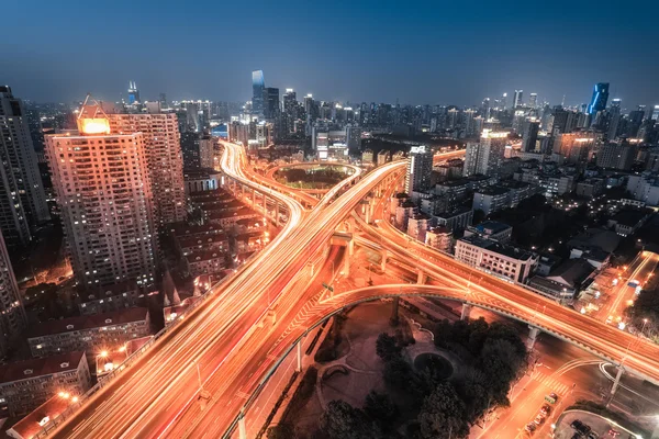 Passage supérieur de l'échangeur la nuit — Photo