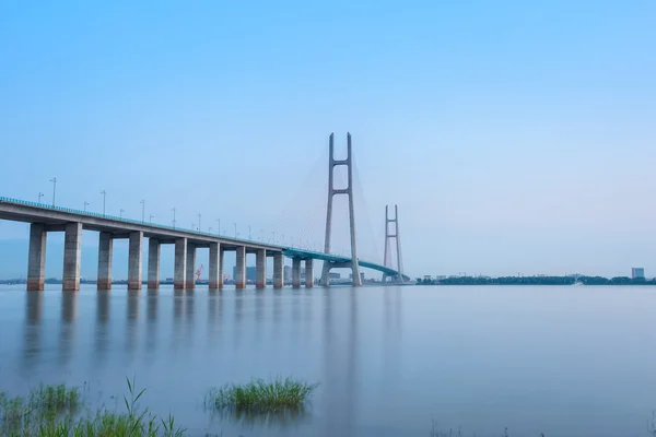 Ponte de cabo-permanecido e rio yangtze — Fotografia de Stock