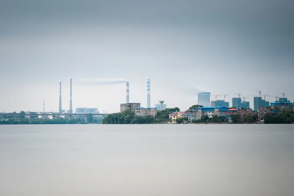 Usina térmica com lago — Fotografia de Stock