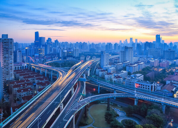 Перекресток виадуков города на рассвете
