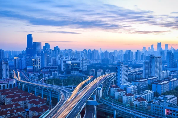 Cidade moderna viaduto ao amanhecer — Fotografia de Stock