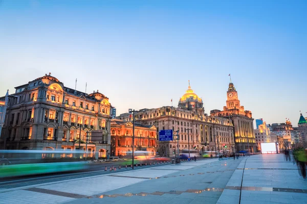 Bund i shanghai i skymningen — Stockfoto