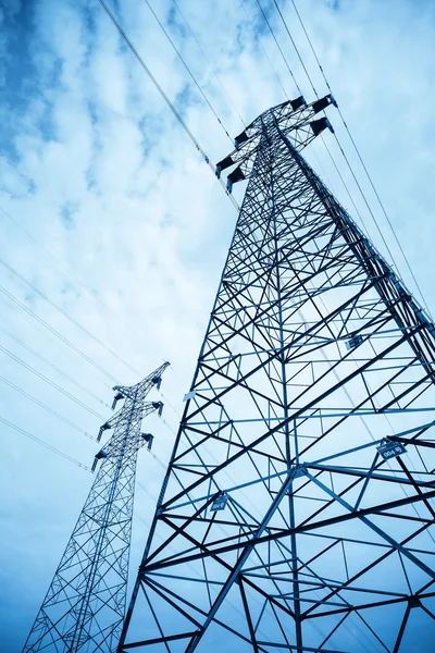 Hoogspanning transmissie pyloon close-up — Stockfoto