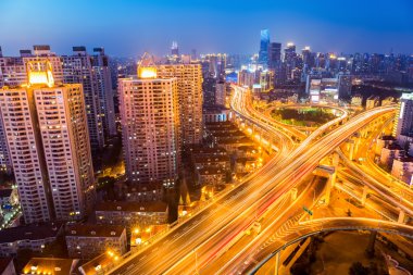 gece şehir yol kavşağı