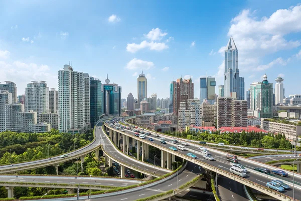 Città bivio stradale sopraelevato durante il giorno — Foto Stock