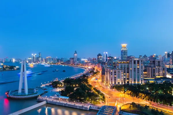 Shanghai il bund al calar della notte — Foto Stock