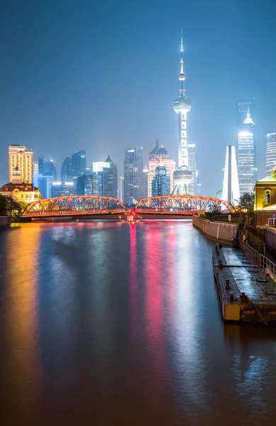 Garden bridge and shanghai skyline at night — Stock Photo, Image