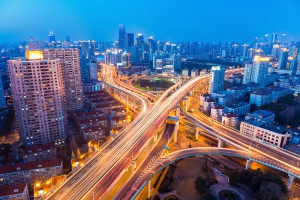 Uma intersecção brilhante da estrada da cidade — Fotografia de Stock