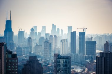 öğleden sonra modern şehir binaları