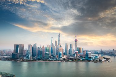 gece karanlığında finans bölgesine skyline shanghai