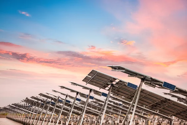 Solar power farm in sunset — Stock Photo, Image