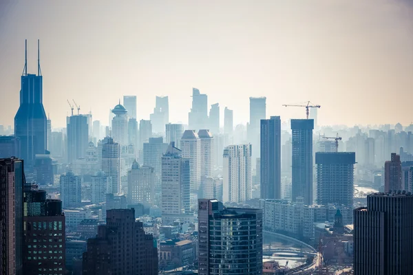 öğleden sonra modern şehir binaları