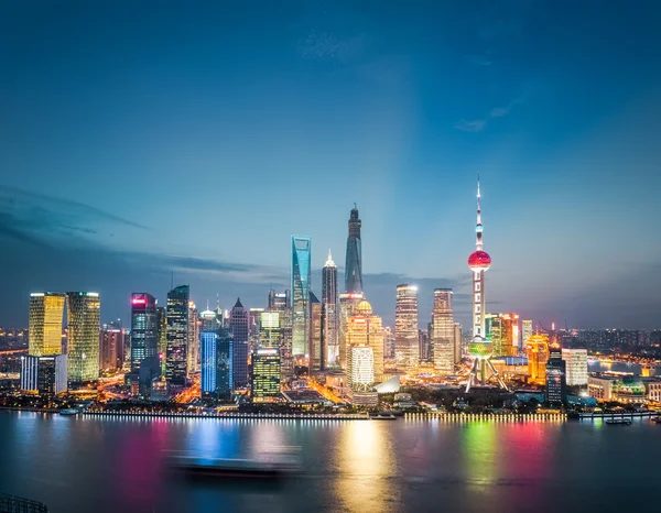 Shanghai skyline distrito financiero en la noche — Foto de Stock