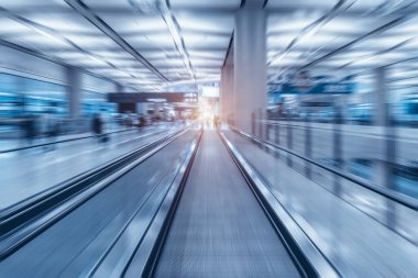 Metro istasyonunda modern yürüyen merdiven hareketi bulanıklığı, Şangay 'da soyut banliyö geçmişi