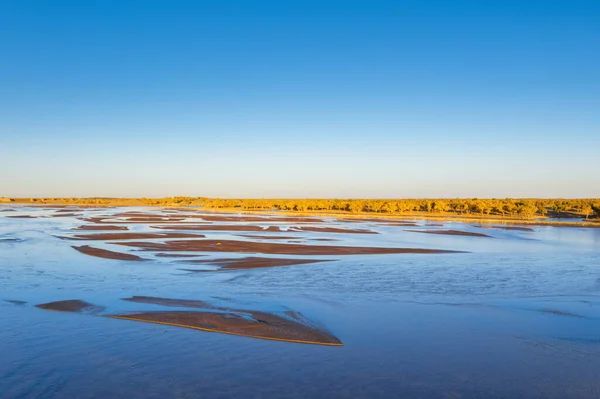 Prachtige Natuurlijke Landschap Zwarte Rivier Herfst Zonsondergang Kleuren Glansde Het — Stockfoto