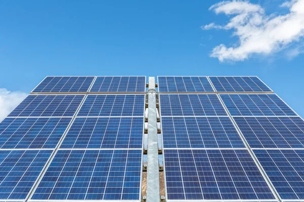 Panneaux Solaires Dans Ciel Bleu Énergie Renouvelable Fond — Photo
