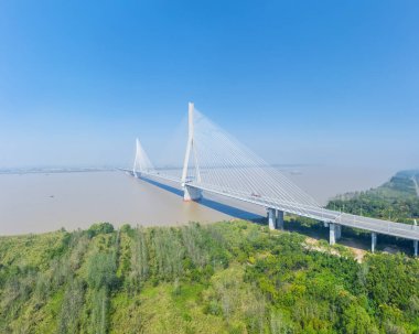 Wangdong Yangtze Nehri Köprüsü, Çin 'in Anhui ilinin Wangjiang ilçesi ile Dongzhi ilçesini birbirine bağlayan bir nehir geçişi kanalıdır..