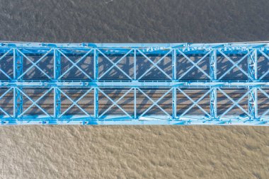 Yantze nehri üzerindeki truss demiryolu köprüsünün havadan görüntüsü, köprüyü yakın plan, Anqing şehri, Anhui, Çin