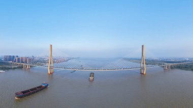 Anqing Yangtze nehir köprüsü, Anhui bölgesi, Çin 'de alacakaranlıkta kalan kablolu köprü manzarası.