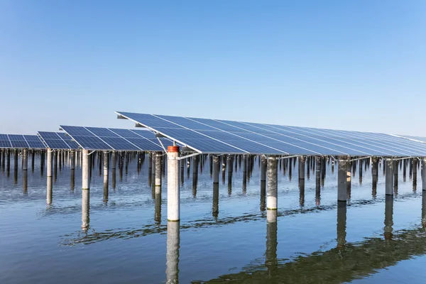 青い空再生可能エネルギーの風景に対する太陽光パネルの列 — ストック写真