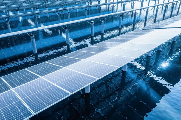 Azul Nuevo Paisaje Energético Paneles Solares Superficie Del Agua — Foto de Stock